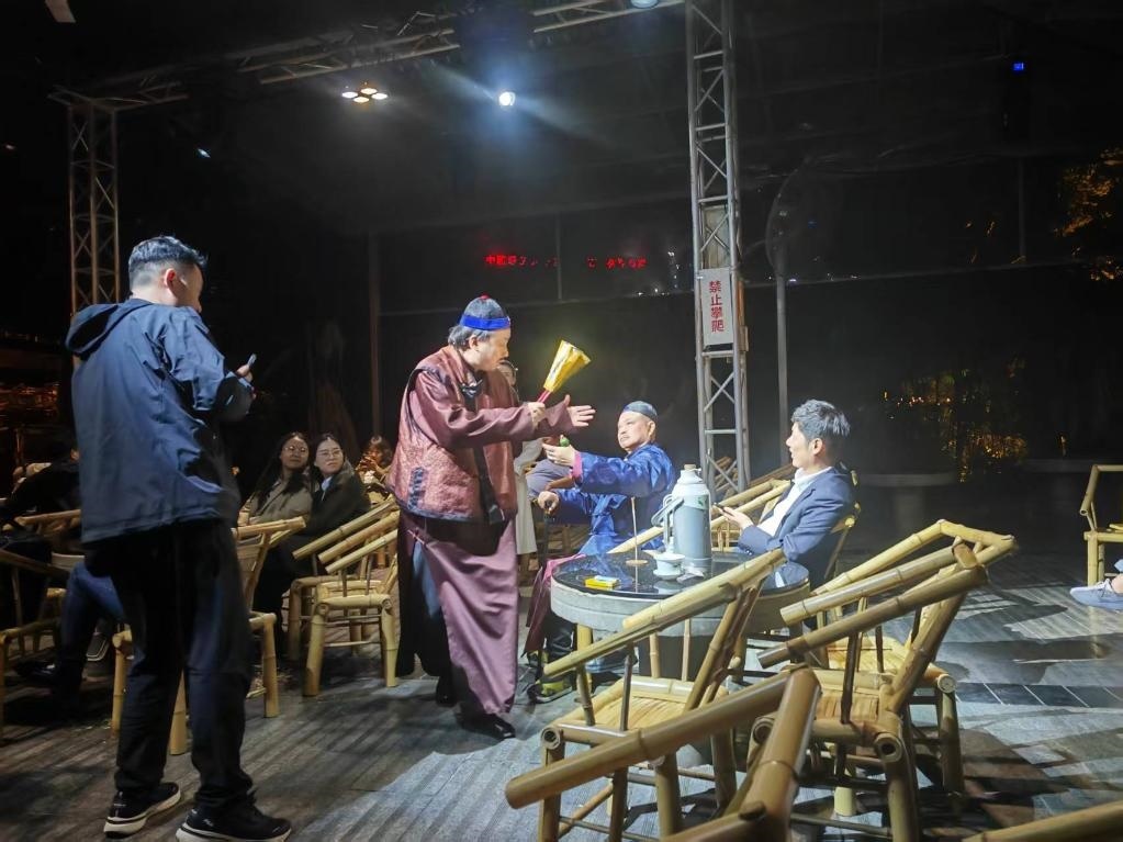 3月24日，《鶴鳴傳奇》在四川省成都市人民公園鶴鳴茶社演出。新華社記者 張海磊 攝
