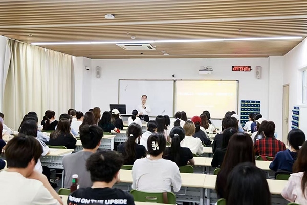 深圳職業(yè)技術(shù)大學(xué)黨委副書(shū)記、校長(zhǎng)許建領(lǐng)為學(xué)生授課。學(xué)校供圖