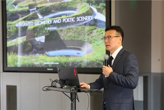 李興鋼院士做題為《勝景幾何》的主旨報告?；顒又鬓k方供圖