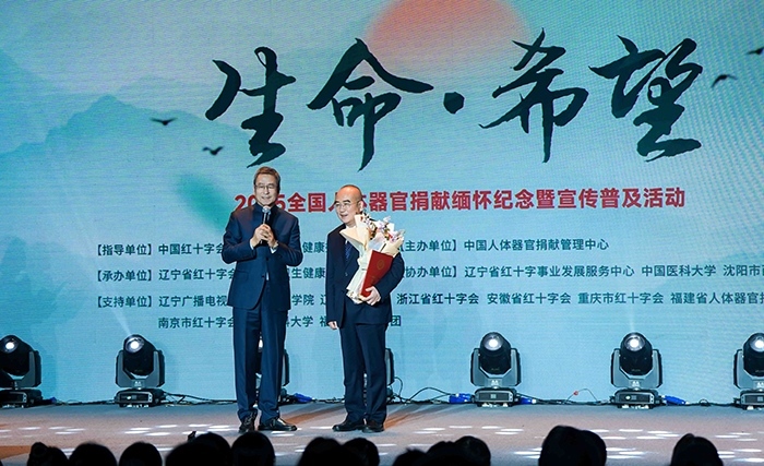 中國(guó)紅十字會(huì)副會(huì)長(zhǎng)白巖松在現(xiàn)場(chǎng)采訪(fǎng)“人民英雄”張定宇教授。主辦方供圖