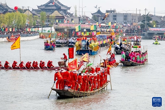 ?4月4日，選手在參加茅山會(huì)船盛會(huì) 。?新華社發(fā)（楊玉崗 攝）