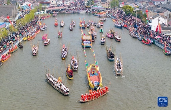 ?4月4日，選手在參加茅山會(huì)船盛會(huì)（ 無(wú)人機(jī)照片）。?新華社發(fā)（顧繼紅 攝）