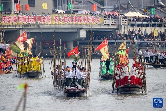 ?4月4日，選手在參加茅山會(huì)船盛會(huì)。新華社發(fā)（湯德宏 攝）