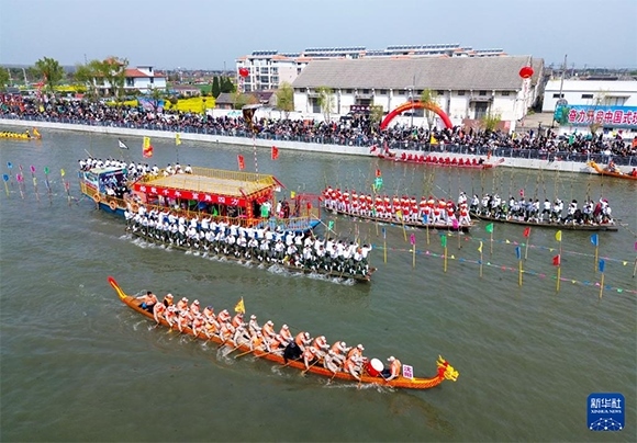 4月4日， 選手在參加茅山會(huì)船盛會(huì)（無(wú)人機(jī)照片）。新華社發(fā)（顧繼紅 攝）