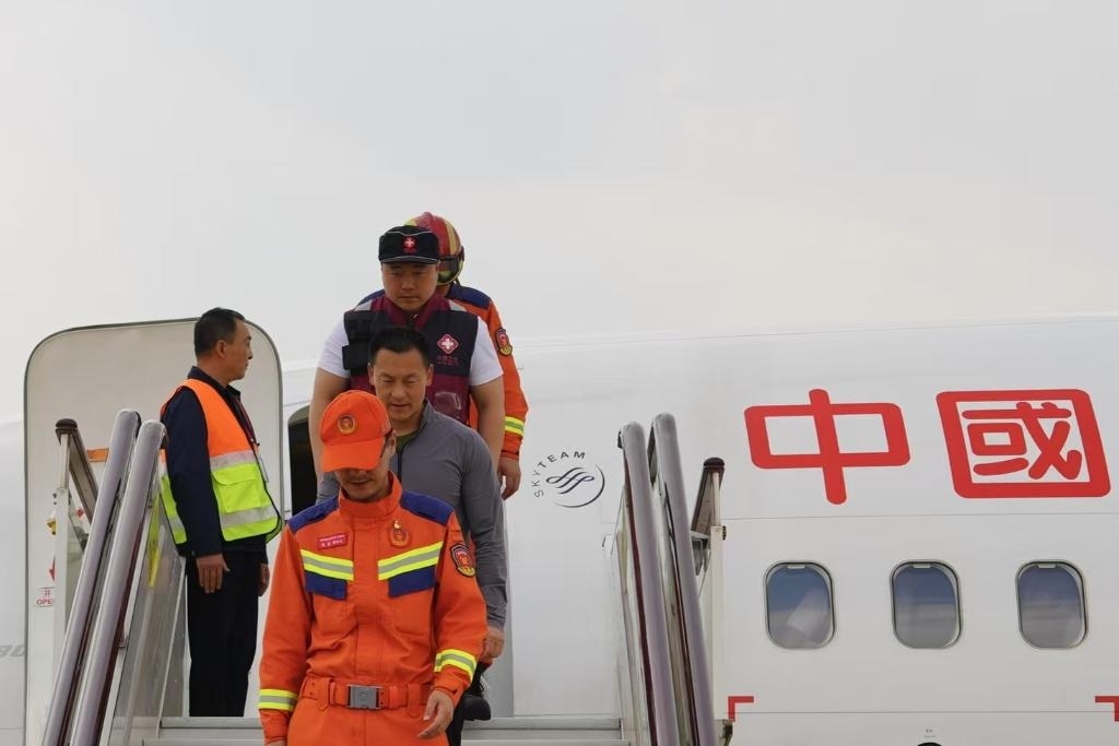 4月6日，在云南省昆明長水機場，中國云南救援醫(yī)療隊抵達(dá)昆明。新華社記者 高詠薇 攝