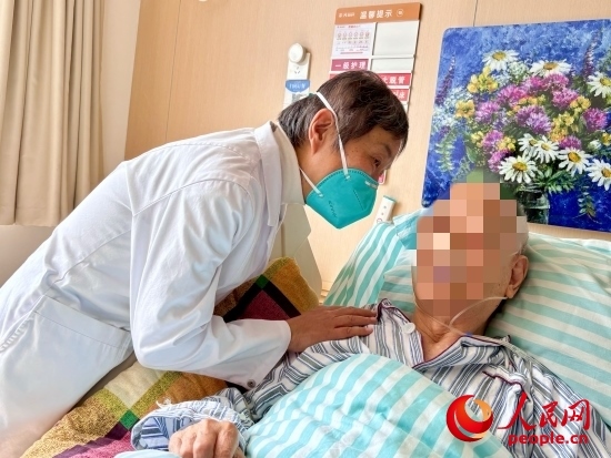 秦苑查房時詢問患者情況。人民網(wǎng) 陳葉欣攝