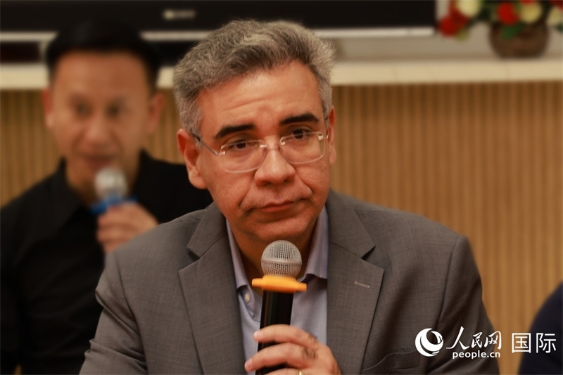 巴西弗魯米嫩塞聯(lián)邦大學(xué)教授、中國問題專家埃萬德羅·卡瓦略在座談會上致辭。人民網(wǎng)記者 陳海琪攝