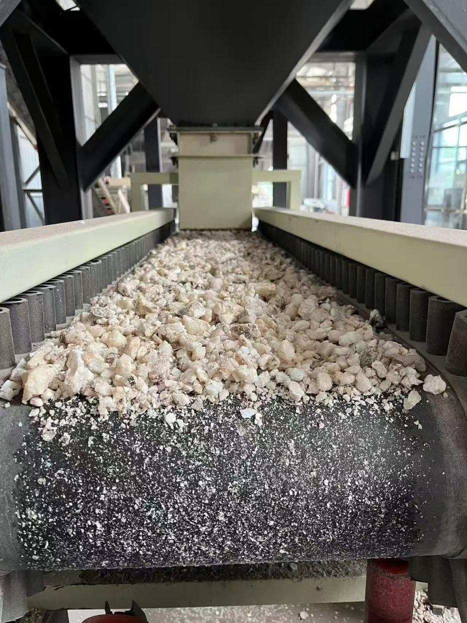 高純石英生產(chǎn)線。自然資源部供圖