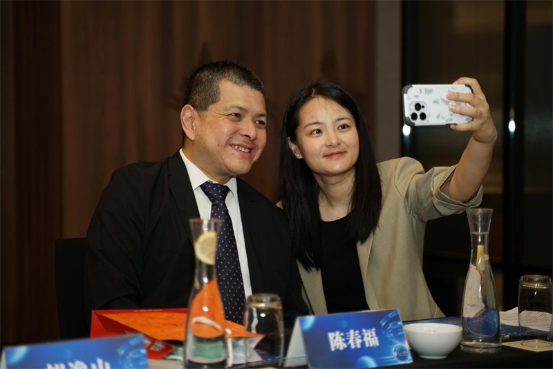 分享會(huì)上，中方記者同與會(huì)代表合影留念。林俊揚(yáng)攝