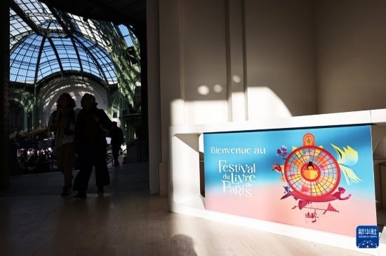 4月11日，人們在法國巴黎大皇宮參加2025巴黎書展。新華社記者 高靜 攝