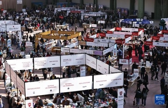 4月11日，人們在法國巴黎大皇宮參加2025巴黎書展。新華社記者 高靜 攝