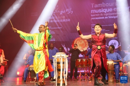 4月10日，在塞內(nèi)加爾首都達(dá)喀爾的國家大劇院，中央音樂學(xué)院進(jìn)擊打擊樂團(tuán)與塞內(nèi)加爾杜杜·恩迪亞耶·羅斯打擊樂團(tuán)同臺演出。新華社記者 司源 攝