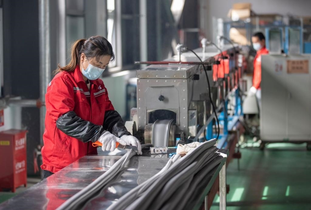 3月27日，在位于寧夏賀蘭工業(yè)園區(qū)的湯姆森電氣有限公司生產(chǎn)車間內(nèi)，工作人員制作硅膠絕緣護套。新華社記者 楊植森 攝