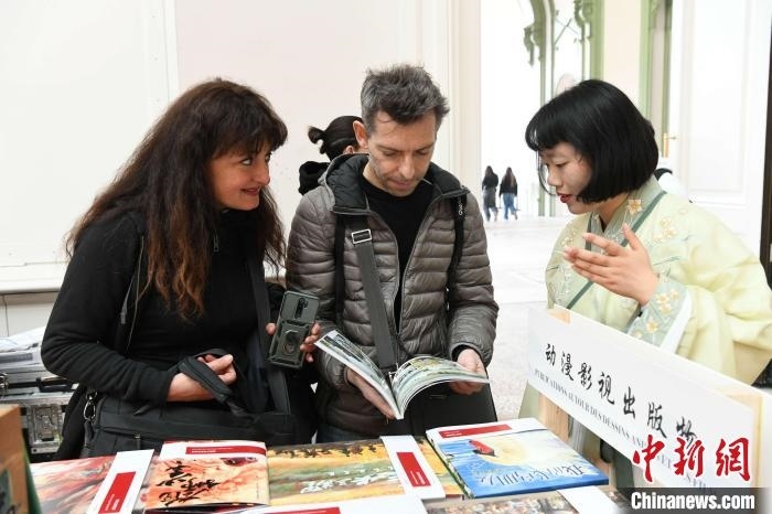 當?shù)貢r間4月11日，2025年巴黎圖書節(jié)在巴黎大皇宮揭幕。中國出版代表團攜千余種中國精品圖書亮相展會。 中新社記者 李洋 攝