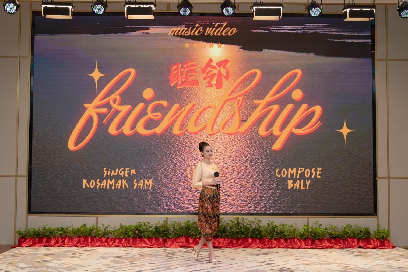 柬埔寨歌手珂撒瑪演唱紀(jì)錄片《睦鄰·柬埔寨》主題曲。柬埔寨數(shù)字電視有限公司供圖
