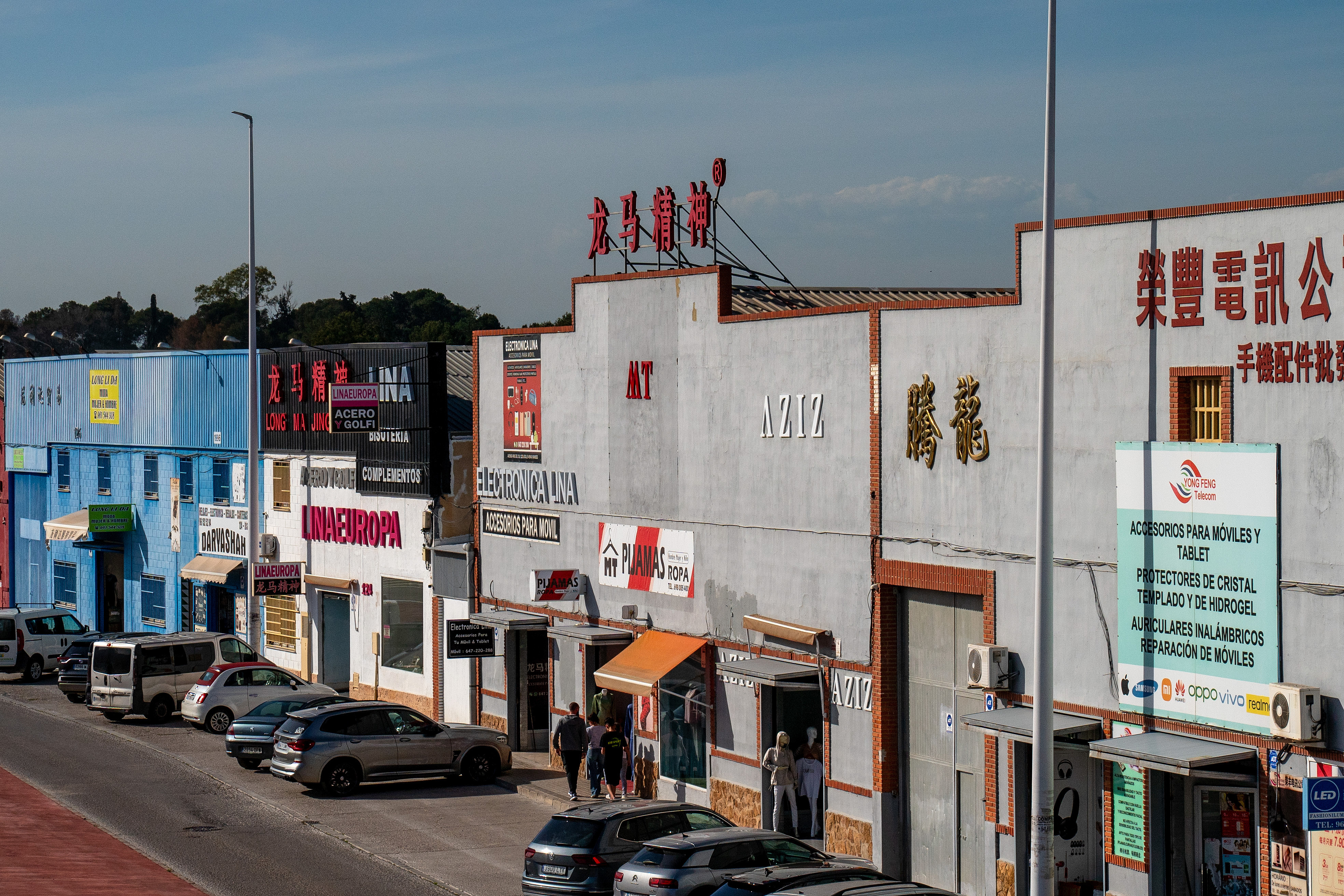 當(dāng)?shù)貢r(shí)間2025年4月10日，西班牙瓦倫西亞國際機(jī)場附近的中資批發(fā)零售商店。