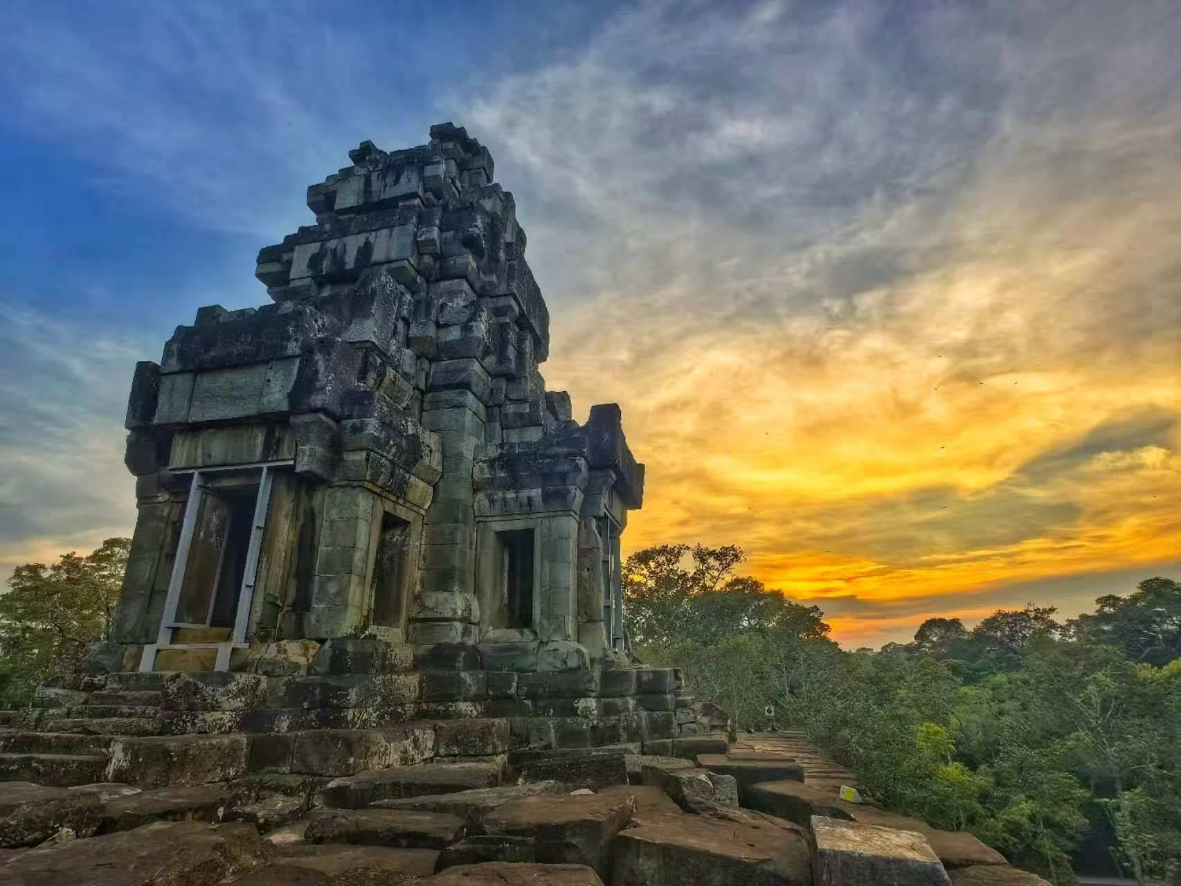 由中國專家修復(fù)的茶膠寺最高處的砂巖塔。（人民日報(bào)記者強(qiáng)薇 攝）