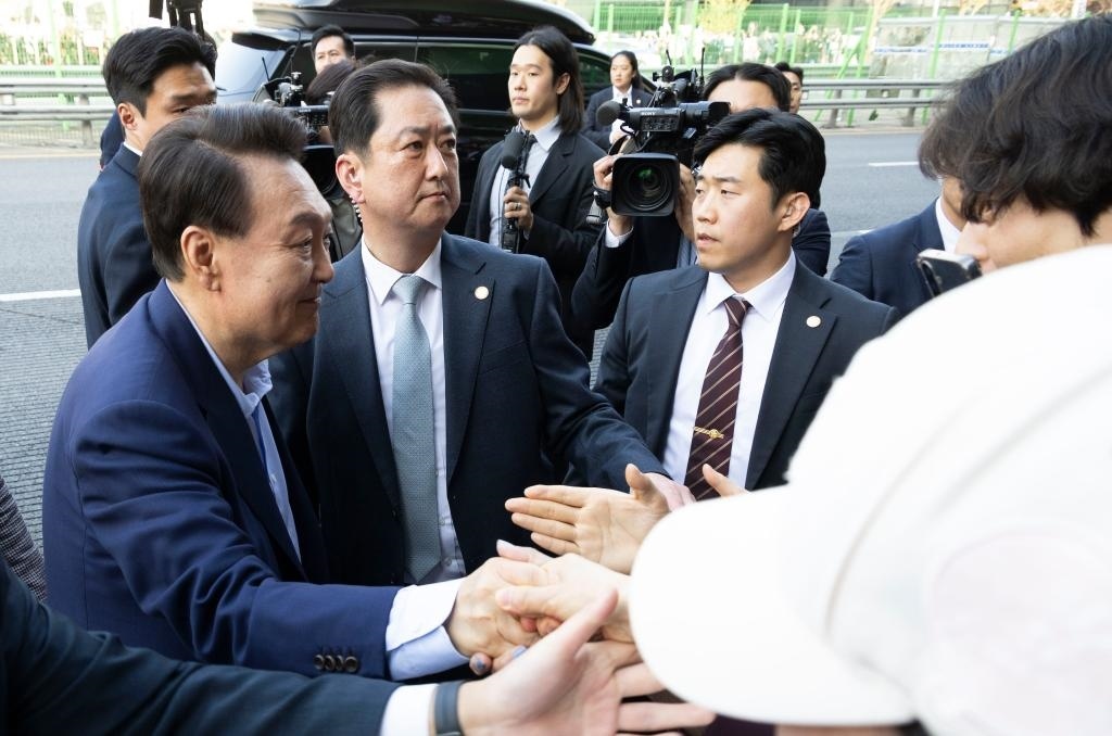 4月11日，韓國前總統(tǒng)尹錫悅（左一）在離開首爾漢南洞官邸時與支持者握手。新華社發(fā)（全休相攝）