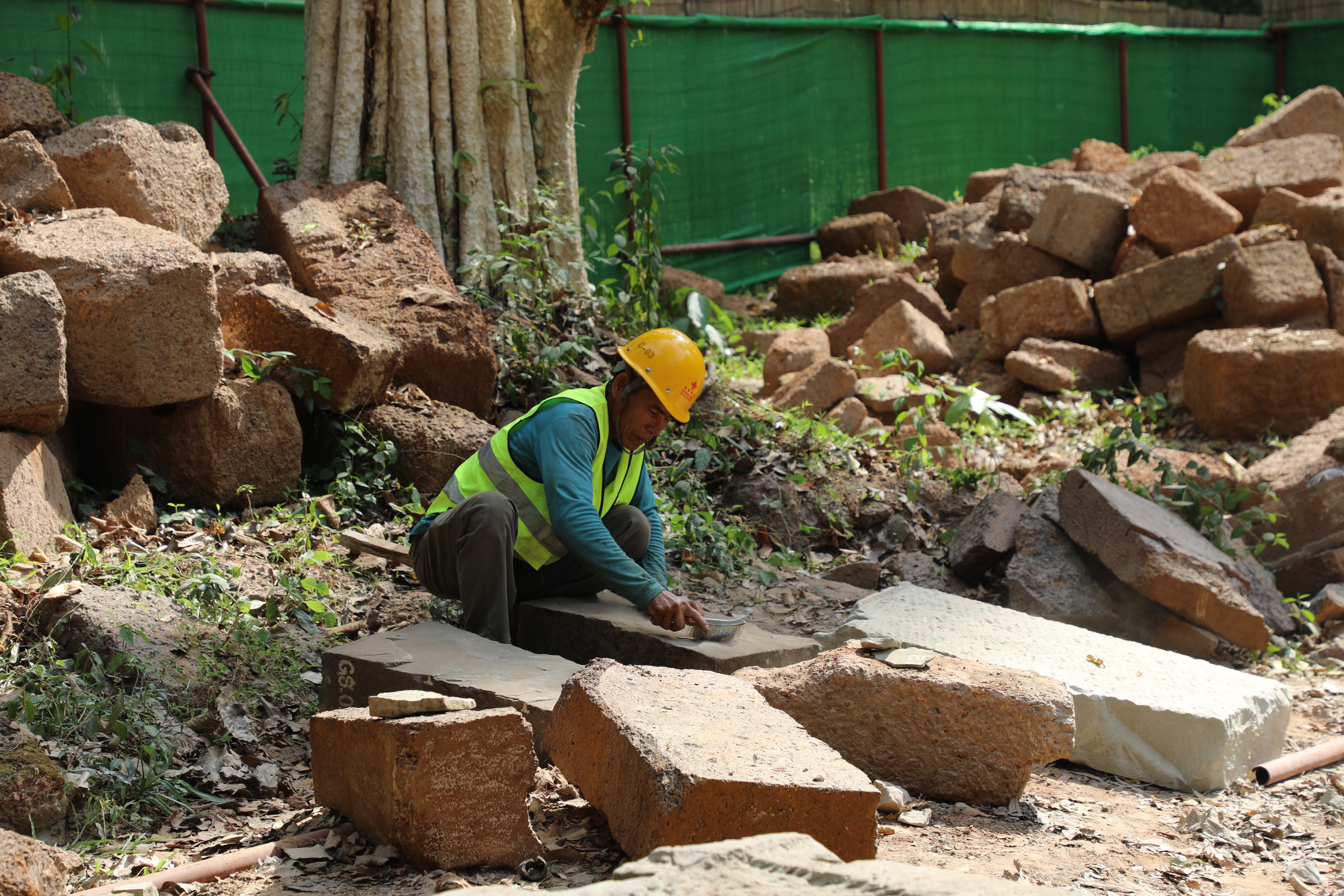 一名柬埔寨工人正在王宮遺址修復(fù)現(xiàn)場工作。（人民日報(bào)記者曹師韻 攝）