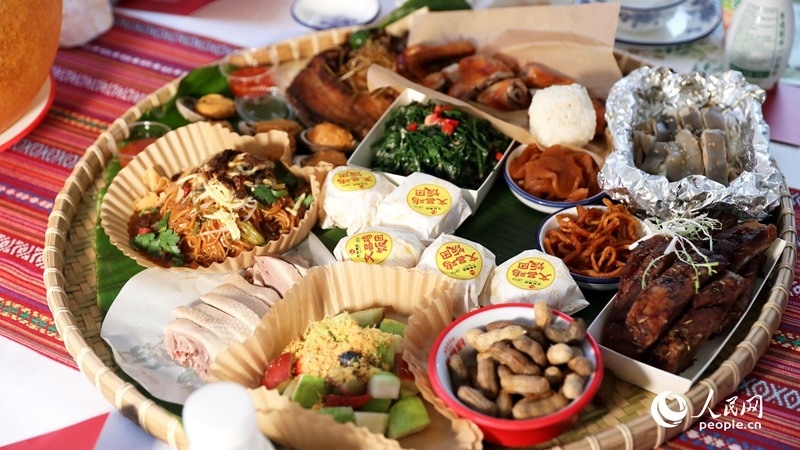 長桌宴上擺滿了海南特色佳肴。人民網(wǎng)記者 符武平攝