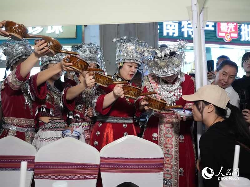 游客體驗互動演出《高山流水》。人民網(wǎng)記者 張力洋攝