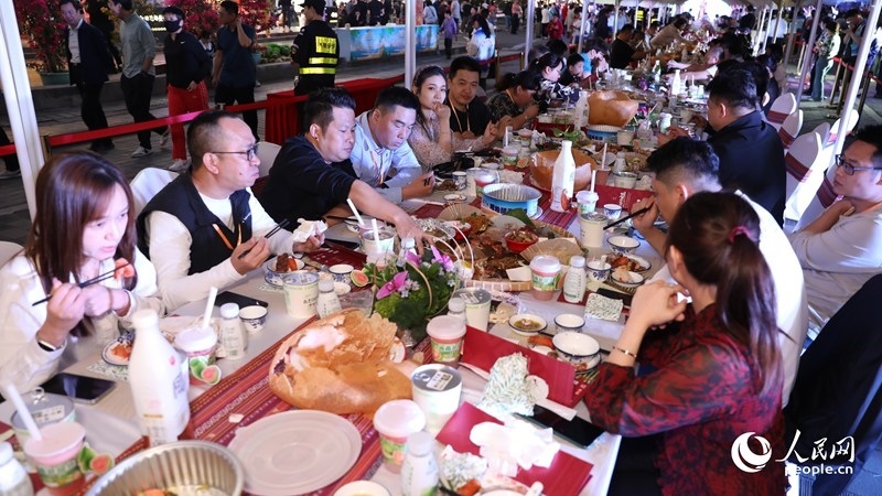 消博會嘉賓沉浸享用長桌宴。人民網(wǎng)記者 符武平攝