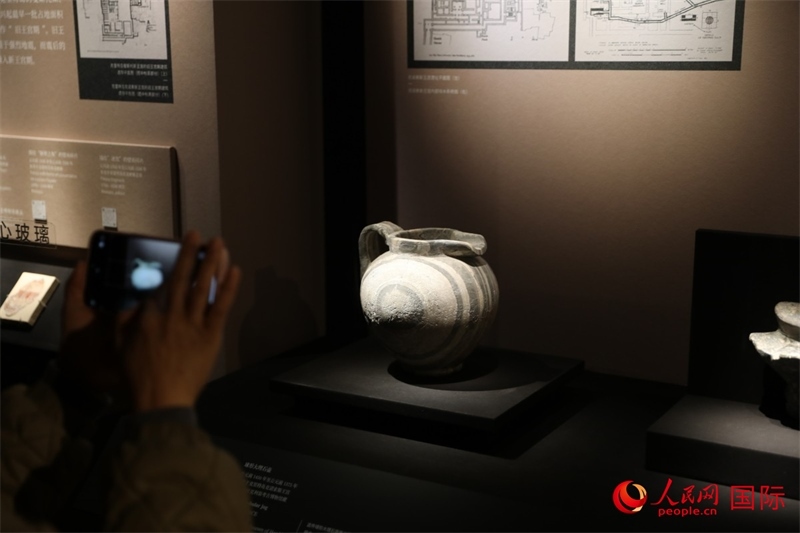 參觀者在拍攝。4月14日，來自希臘伊拉克利翁考古博物館的文物在故宮博物院展出。（人民網(wǎng) 張澤宇攝）