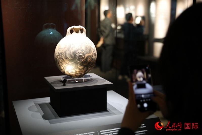 參觀者在拍攝。4月14日，來自希臘伊拉克利翁考古博物館的文物在故宮博物院展出。（人民網(wǎng) 張澤宇攝）
