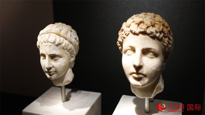 兄弟大理石頭像。4月14日，來自希臘伊拉克利翁考古博物館的文物在故宮博物院展出。（人民網(wǎng) 張澤宇攝）