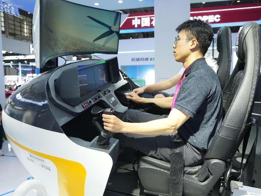 記者體驗(yàn)低空經(jīng)濟(jì)的應(yīng)用消費(fèi)場景。人民網(wǎng)記者 張力洋攝