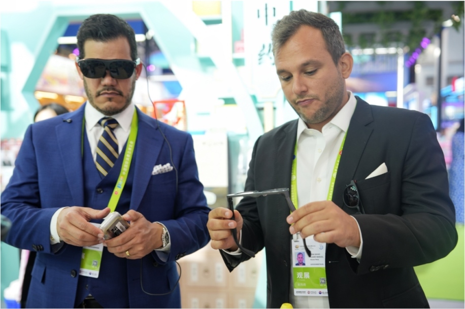 觀展嘉賓體驗(yàn)科技消費(fèi)新產(chǎn)品。中國國際消費(fèi)品博覽會組委會網(wǎng)上新聞中心供圖