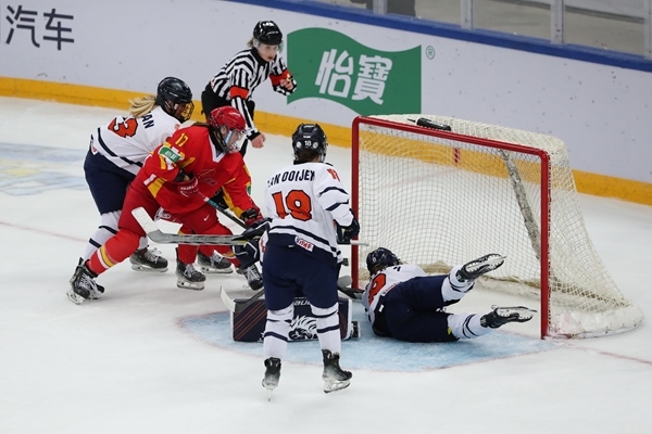 中國隊球員曲樂(左二)破門得分。圖片來源：中國冰球協(xié)會 此役中國隊首發(fā)陣容是詹佳慧、于柏巍、孔明會、趙啟男、曲樂、方新。比賽進行至2分43秒，荷蘭隊率先取得進球，1:0領先。失球后的中國隊打得更加積極主動，多次獲得射門機會，但可惜沒有破門得分。 第二節(jié)39分34秒，中國隊曲樂在王佳欣和孔明會的助攻下破門，將比分扳平，這也是中國隊在本屆賽事中取得的首個進球。 末節(jié)43分42秒，荷蘭隊球員勾人犯規(guī)，被判罰任意球。中國隊張夢瑩執(zhí)行并打進，2:1反超比分。最后階段，荷蘭隊撤下守門員，場上6人進攻但未能進球。最終，中國隊以2:1逆轉戰(zhàn)勝對手，取得本屆世錦賽首場勝利。 在昨日進行的另外兩場比賽中，奧地利隊3:2力克斯洛伐克隊，法國隊2:1戰(zhàn)勝丹麥隊。三輪比賽過后，奧地利隊三戰(zhàn)全勝領跑積分榜，斯洛伐克隊和法國隊2勝1負分列二、三位，丹麥隊和中國隊1勝2負排在四至五位，荷蘭隊三戰(zhàn)皆負積分墊底。