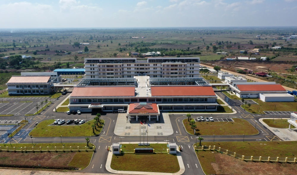 2022年2月17日在柬埔寨特本克蒙省新區(qū)拍攝的中國援柬埔寨特本克蒙省醫(yī)院。