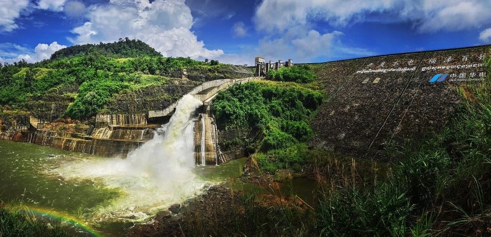 2018年6月22日在柬埔寨戈公省拍攝的中國援柬額勒賽水電站上大壩。