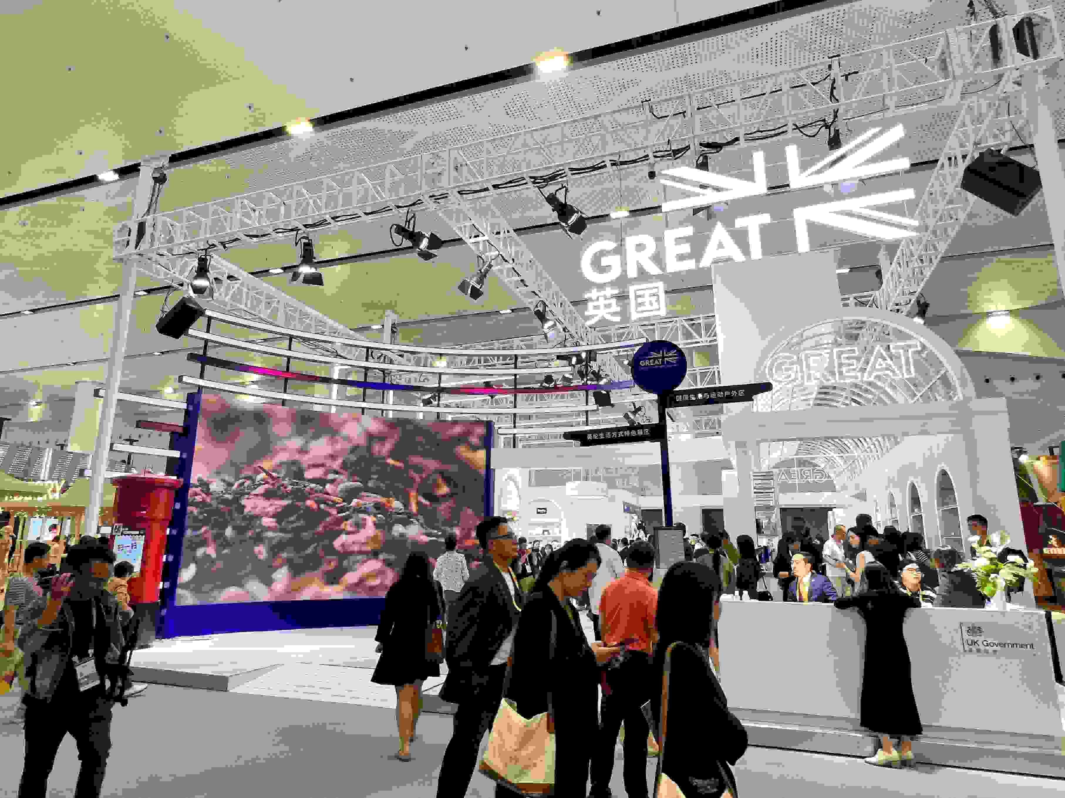 在消博會上，主賓國英國國家館開館。人民網(wǎng)記者 趙瞳攝