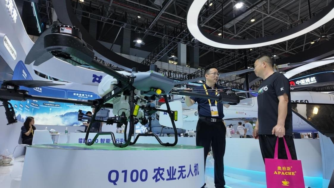 低空經(jīng)濟展區(qū)展出的農(nóng)業(yè)無人機裝備。人民網(wǎng) 歐陽易佳攝
