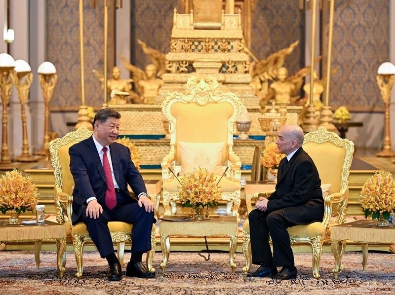 4月17日，柬埔寨國王西哈莫尼同習(xí)近平主席在金邊王宮舉行會見。