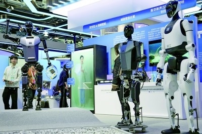 3月27日，在中關村展示中心常設展上，人形機器人“天工”向參觀者招手示意。新華社記者 鞠煥宗攝