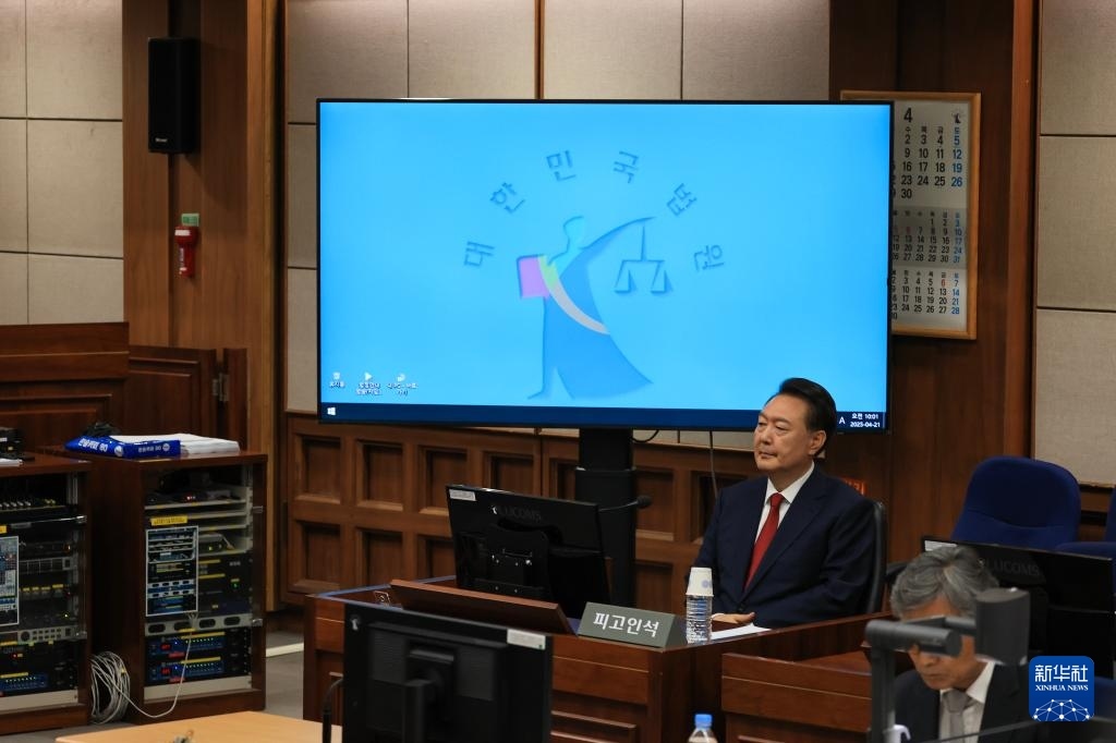 4月21日，尹錫悅在韓國(guó)首爾中央地方法院出席庭審。新華社/紐西斯通訊社
