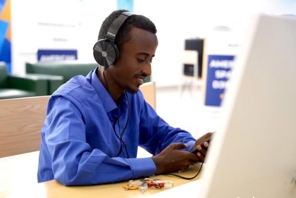 在明亮現(xiàn)代的信息技術(shù)閱覽室，當(dāng)?shù)刈x者正在沉浸式學(xué)習(xí)，塔里克·易卜拉欣攝