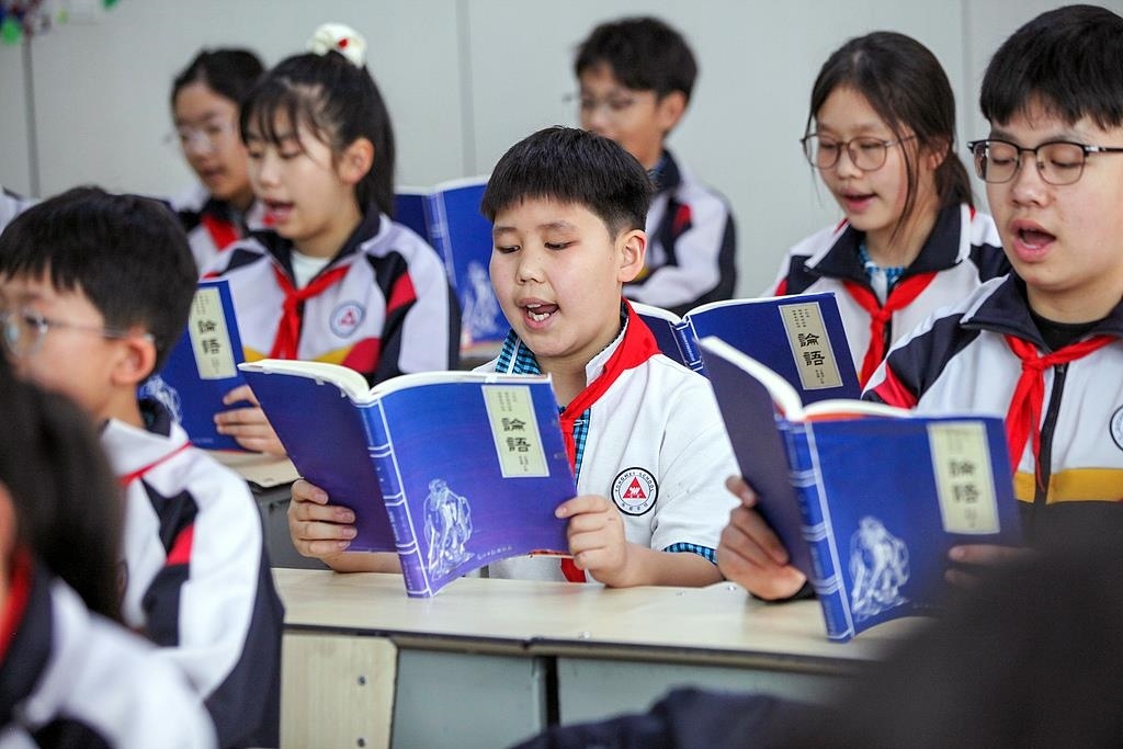 △2025年4月21日，河南焦作，學(xué)生們在誦讀《論語》。