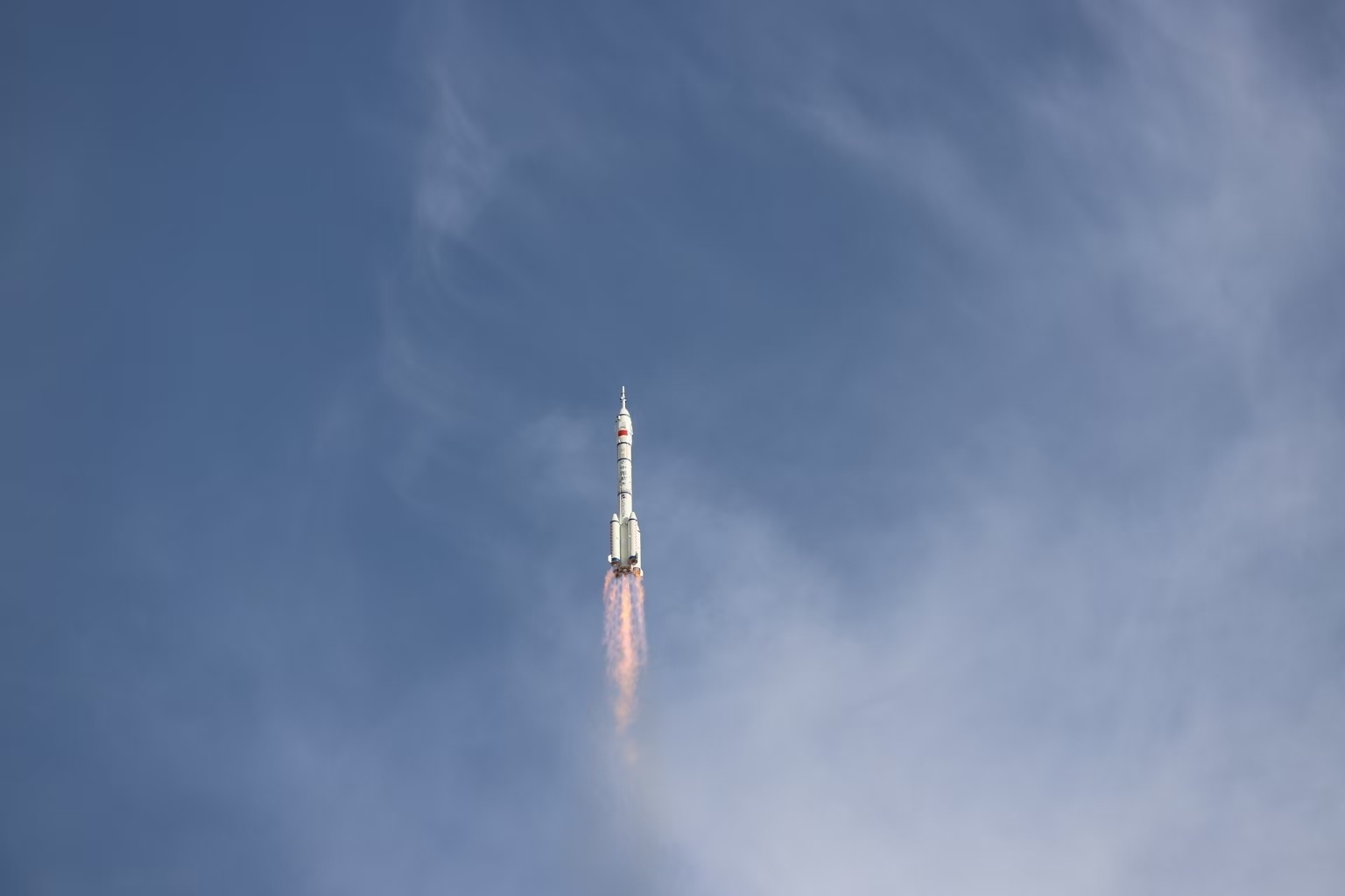 長(zhǎng)征二號(hào)F遙二十運(yùn)載火箭點(diǎn)火發(fā)射。人民網(wǎng)記者 黃帆攝