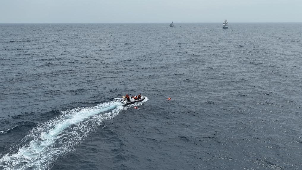 4月23日，中越海警開展海上聯(lián)合搜救演練，模擬營救落水人員。（中國海警供圖）