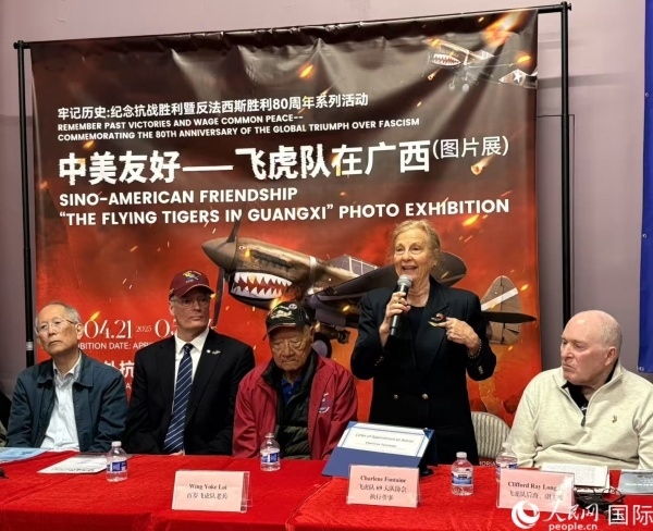 飛虎隊老兵后裔在現(xiàn)場分享父輩的歷史，正在發(fā)言者為夏琳·芳汀 人民網(wǎng)記者 鄧圩攝