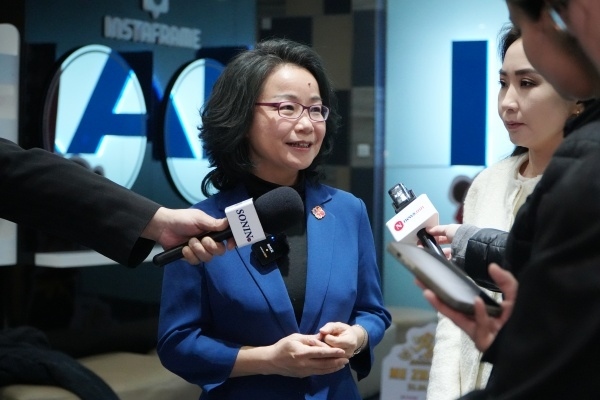 沈敏娟大使接受中蒙主流媒體采訪。中國駐蒙古國使館供圖