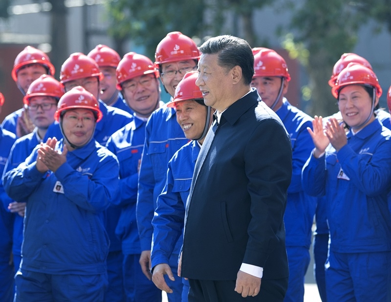 2018年9月26日，在中國一重集團，習(xí)近平總書記走到工人中間，同大家親切交流。