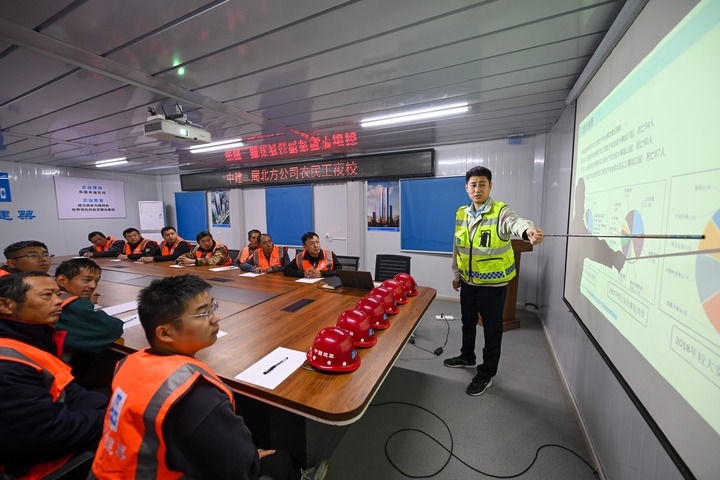 2024年11月13日，在中建二局北方公司天津項目部，工程技術人員為勞動者開展技能培訓。新華社記者 孫凡越 攝