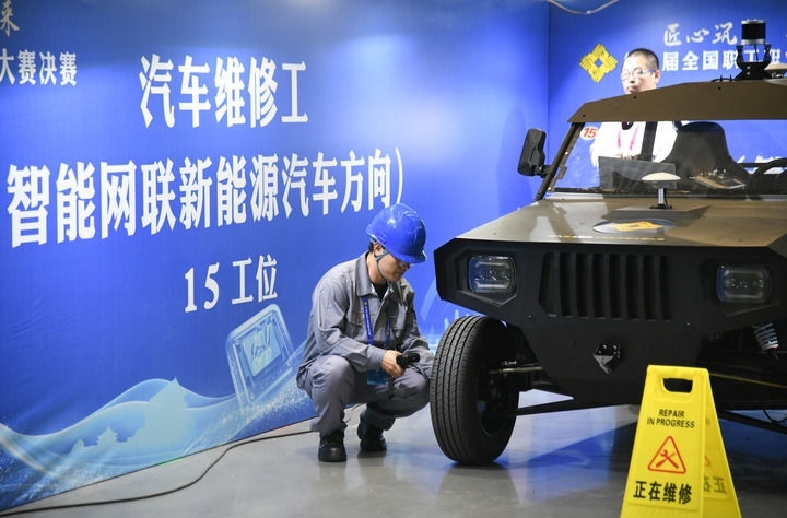 2024年9月11日，由全國總工會、人力資源和社會保障部等單位主辦的第八屆全國職工職業(yè)技能大賽決賽在陜西開幕。這是選手在位于西安國際會展中心的比賽場地參加汽車維修工（智能網聯新能源汽車方向）工種比賽。新華社記者 張博文 攝
