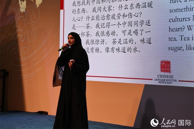 第四屆“阿聯(lián)酋眼中的中國”中文比賽上，一位阿聯(lián)酋漢語學(xué)習(xí)者與觀眾分享對(duì)中國茶文化的思考。人民網(wǎng)記者 張志文攝