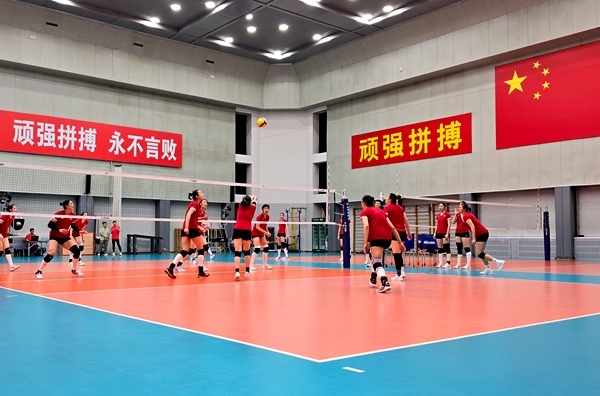 4月28日，中國女排在主教練趙勇的帶領(lǐng)下進行訓練。人民網(wǎng)記者 胡雪蓉攝